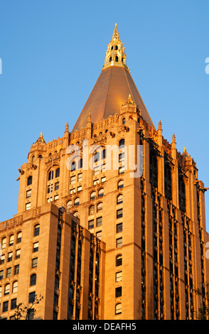 Classic alto edificio di architettura, costruzione del New York Life Insurance Company, Manhattan, New York, USA, America del Nord Foto Stock