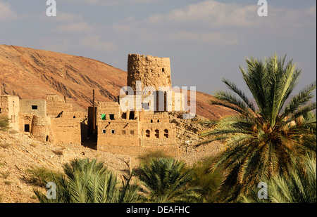 Sbriciolare torre di guardia nei pressi del villaggio di montagna di Misfah al Abriyeen ai piedi di Al Hajar o Hajjar Monti Foto Stock
