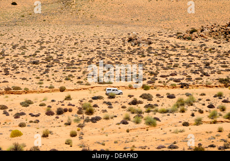 Quattro ruote motrici incrocio veicolo robusto, scarsamente coperte con cespugli bassi, semi-deserto paesaggio di Goegap Riserva Naturale Foto Stock