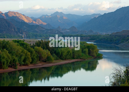 La mattina presto umore con il buon fiume Orange, noto anche come Gariep River, tra il Sudafrica e la Namibia Foto Stock