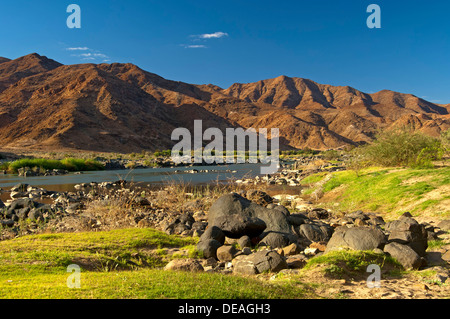 Valle del fiume Orange o Gariep River, vista attraverso il fiume Orange verso la Namibia, Richtersveld National transfrontaliera Foto Stock