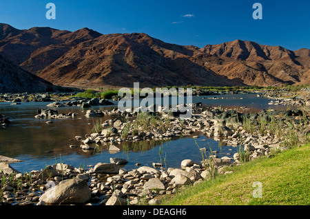 Valle del fiume Orange o Gariep River, vista attraverso il fiume Orange verso la Namibia, Richtersveld National transfrontaliera Foto Stock