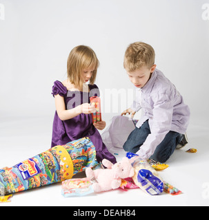I bambini a mangiare dolci da un gran corno di cartone tradizionalmente data ai bambini in Germania il loro primo giorno di scuola Foto Stock