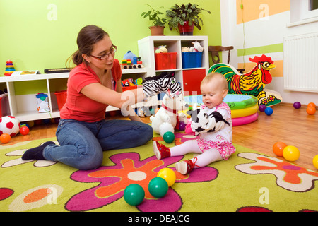 La madre, 28 anni, giocando con il bambino, 1 anno Foto Stock