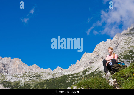 Escursionista adagiata vicino al gruppo del Sorapiss, Dolomiti, Alto Adige, Alpi, Italia, Europa Foto Stock