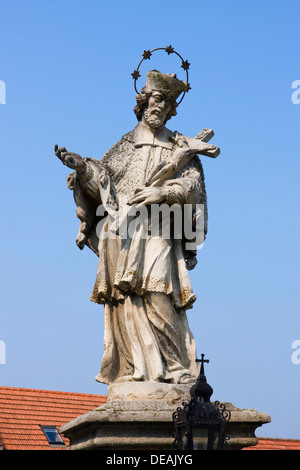 Statua di San Giovanni di Nepomuk a piazza Scolopi presso la chiesa dell'Ascensione della Vergine Maria in Straznice, Hodonin district Foto Stock