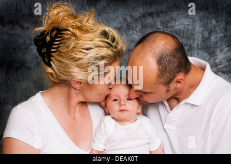 Famiglia con la madre, 34 anni, baby, 2 mesi e padre, 37 anni Foto Stock