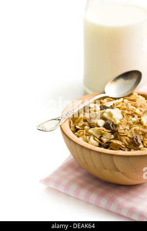 Muesli croccante in ciotola di legno su sfondo bianco Foto Stock