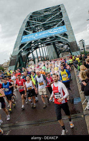 Newcastle-Upon-Tyne, Regno Unito. Il 15 settembre 2013. I corridori prendere parte nel 2013 Grande Nord eseguito da Newcastle a South Shields. 55.000 corridori hanno preso parte alla più grande del mondo di mezza maratona che è stata vinta da etiope Kenenisa Bekele, che strettamente battere Mo Farah. Credito: Thomas Jackson/Alamy Live News Foto Stock