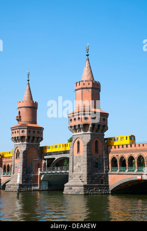 Oberbaum ponte che attraversa il fiume Sprea a Berlino Germania Foto Stock
