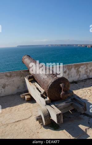 Bronzo antico cannone all interno della fortezza in Vila do Bispo, Sagres, regione di Algarve, Portogallo. Foto Stock