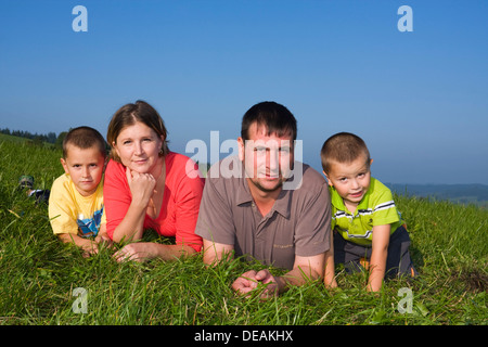 Famiglia, padre di 36 anni, madre di 30 anni, i bambini di 6 e 4 anni Foto Stock