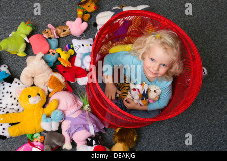 Bambina di 3 anni, con giocattoli Foto Stock