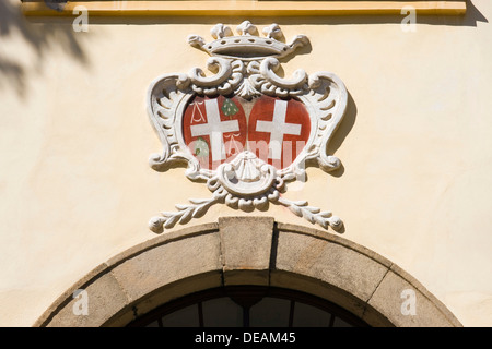 Emblemi sopra l'entrata di Byst&#345;il castello di ghiaccio, barocco-classicista chateau, Luby pod Hostynem, Kromeriz district Foto Stock