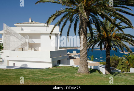 Hotel di lusso Memmo Baleeira con palme in Sagres Algarve, PORTOGALLO Foto Stock