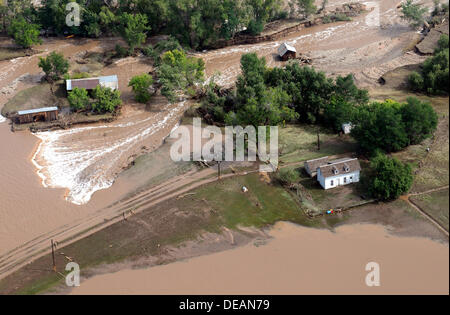 Vista aerea di strade lavato fuori e i quartieri sotto acqua seguendo le gravi inondazioni Settembre 14, 2013 in Jamestown, Colorado. Foto Stock