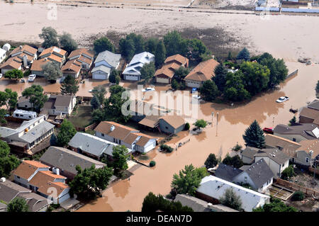 Vista aerea di strade lavato fuori e i quartieri sotto acqua seguendo le gravi inondazioni Settembre 14, 2013 in Jamestown, Colorado. Foto Stock