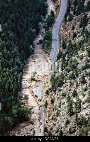 Vista aerea di strade lavato in seguito a gravi inondazioni Settembre 14, 2013 in Jamestown, Colorado. Foto Stock