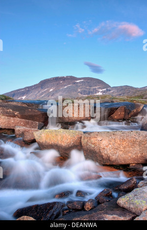 Flusso e Rágotjåhkkå, Ragotjahkka massiv in Rago National Park, Nordland county, Norvegia, Scandinavia, Europa Foto Stock