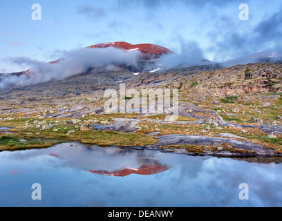 Laguna con Rágotjåhkkå, Ragotjahkka massiv in Rago National Park, Nordland county, Norvegia, Scandinavia, Europa Foto Stock