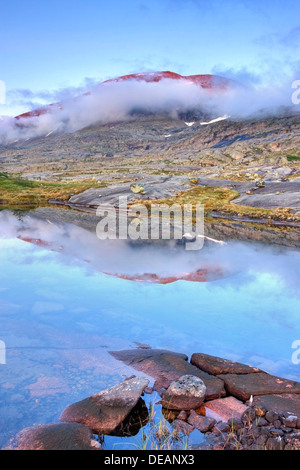 Laguna con Rágotjåhkkå, Ragotjahkka massiv in Rago National Park, Nordland county, Norvegia, Scandinavia, Europa Foto Stock