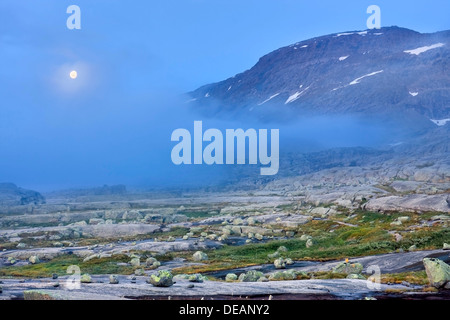 Rago massiv con la luna in Rago National Park, Nordland county, Norvegia, Scandinavia, Europa Foto Stock