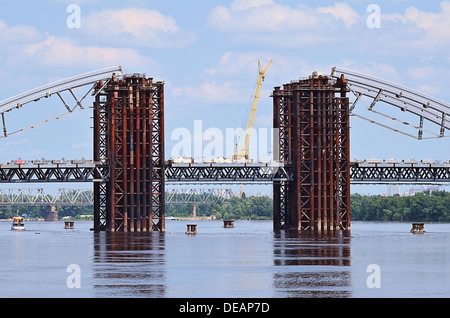 Costruzione di ponti sito attraverso il fiume Dnieper, Kiev, Ucraina Foto Stock