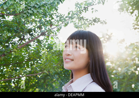 Piuttosto giovane donna al tramonto Foto Stock