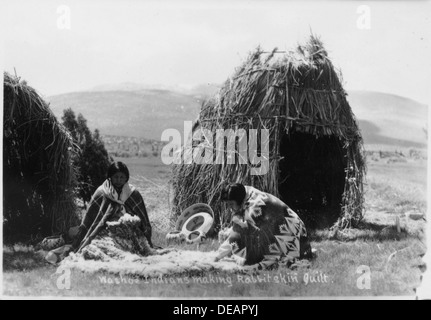 Fotografia di Washoe indiani rendendo la pelle di coniglio 296117 quilt Foto Stock