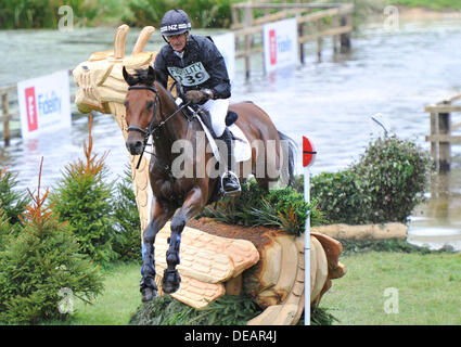 14 settembre 2013. Woodstock, Oxford, UK. 2013 La fedeltà al Palazzo di Blenheim Horse Trials. Terzo posto il pilota nella fedeltà al Palazzo di Blenheim Horse Trials CIC*** Mark Todd (NZL) riding Leonidas II durante il cross country fase della CCI*** tre giorni di credito evento: Julie Badrick/Alamy Live News Foto Stock