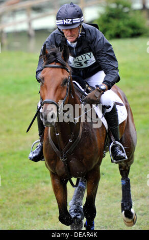 14 settembre 2013. Woodstock, Oxford, UK. 2013 La fedeltà al Palazzo di Blenheim Horse Trials. Terzo posto il pilota nella fedeltà al Palazzo di Blenheim Horse Trials CIC*** Mark Todd (NZL) riding Leonidas II durante il cross country fase della CCI*** tre giorni di credito evento: Julie Badrick/Alamy Live News Foto Stock