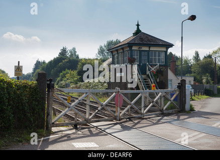 Il azionato manualmente passaggio a livello Plumpton stazione ferroviaria in East Sussex Foto Stock
