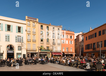 Alfresco a Place de la Republique a Perpignan, Pyrénées-Orientales, Languedoc-Roussillon, Francia Foto Stock