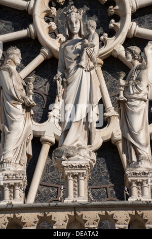 Il carving dettaglio sopra l'entrata alla cattedrale di Notre Dame di Parigi Foto Stock