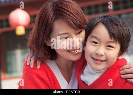 Madre e Figlio nel cortile tradizionale Foto Stock