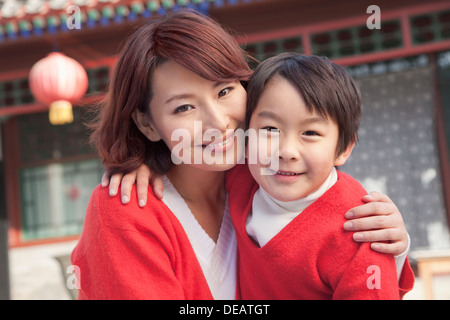 Madre e Figlio nel cortile tradizionale Foto Stock