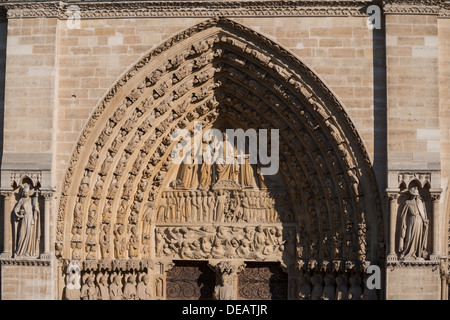 Il carving dettaglio sopra l'entrata alla cattedrale di Notre Dame di Parigi Foto Stock