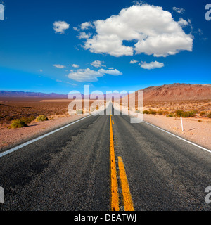 Non finisce mai di strada a Death Valley California deserto soleggiato Foto Stock