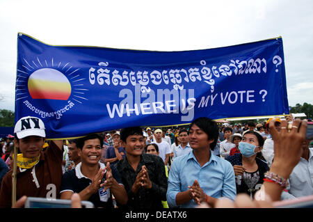 Phnom Penh Cambogia sul Sett. 15th, 2013. Sam Rainsy sostenitori tenendo premuto 'dove è il mio voto" banner scritto in inglese e Khmer. Sam Rainsy era in auto-esilio in Francia per 4 anni ed è stato concesso un regale perdono dal Re di Cambogia e restituito alla Cambogia su luglio 19th, 2013. © Kraig Lieb Foto Stock
