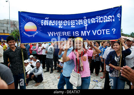 Phnom Penh Cambogia sul Sett. 15th, 2013. Sam Rainsy sostenitori tenendo un "dove è il mio voto" banner scritto in inglese e Khmer e mostrando #7 w/ le loro mani. Sam Rainsy del partito, la Cambogia salvataggio nazionale partito, è stato #7 nell'elezione. Sam Rainsy era in auto-esilio in Francia per 4 anni ed è stato concesso un regale perdono dal Re di Cambogia e restituito alla Cambogia su luglio 19th, 2013. Credito: Kraig Lieb / Alamy Live News Foto Stock