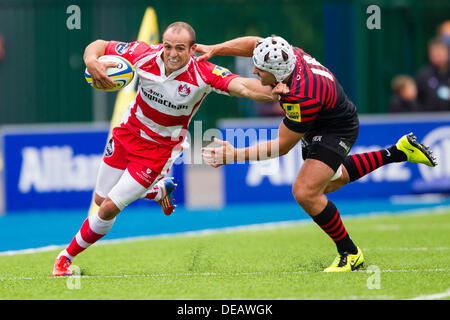 Londra, Regno Unito. Il 15 settembre 2013. Gloucester's Charlie Sharples fends off un affrontare dai Saraceni' Schalk Brits. Azione dai Saraceni vs Gloucester durante la Aviva Premiership Round 2 partita giocata a Allianz Park, Londra Credito: Graham Wilson/Alamy Live News Foto Stock