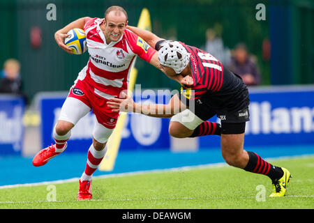 Londra, Regno Unito. Il 15 settembre 2013. Gloucester's Charlie Sharples fends off un affrontare dai Saraceni' Schalk Brits. Azione dai Saraceni vs Gloucester durante la Aviva Premiership Round 2 partita giocata a Allianz Park, Londra Credito: Graham Wilson/Alamy Live News Foto Stock