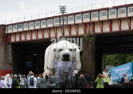 Londra, Regno Unito. Il 15 settembre 2013. Greenpeace prendere più grande del mondo di orso polare puppet , Aurora, in parata da Lambeth Road per la Shell Oil's London HQ. Credito: martyn wheatley/Alamy Live News Foto Stock