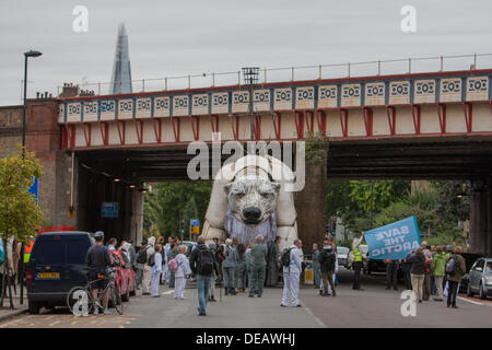 Londra, Regno Unito. Il 15 settembre 2013. Greenpeace prendere più grande del mondo di orso polare puppet , Aurora, in parata da Lambeth Road per la Shell Oil's London HQ. Credito: martyn wheatley/Alamy Live News Foto Stock