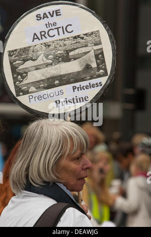 Londra, Regno Unito. Il 15 settembre 2013. La donna trattiene 'salva l'artico' cartellone come Greenpeace prendere più grande del mondo di orso polare puppet in parata per la Shell Oil's London HQ. Credito: martyn wheatley/Alamy Live News Foto Stock