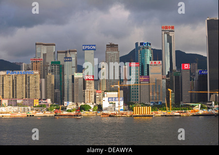 Gli alti edifici per uffici in acqua davanti al porto di Hong Kong. Foto Stock