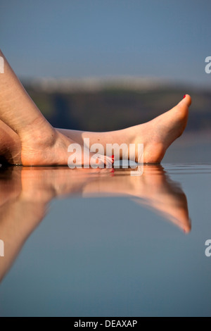 Close up della donna di piedi nella piscina infinity, St.Brides Spa Hotel, Saundersfoot, Pembrokeshire, Wales, Regno Unito Foto Stock