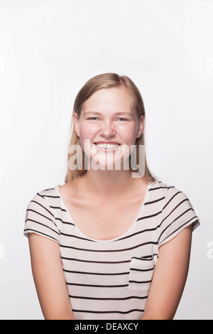 Ritratto di ragazza con i capelli biondi sorridente, studio shot Foto Stock