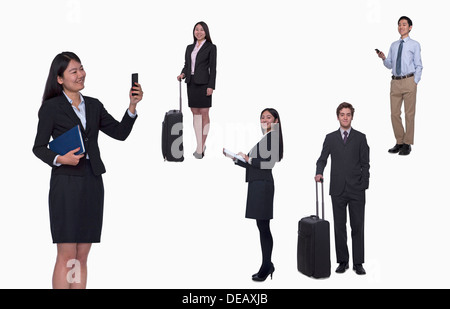 Un gruppo di persone di affari di lavoro, scattare foto, sms, studio shot a piena lunghezza Foto Stock