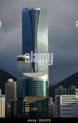 Un isola ad est centro un alto grattacielo moderno nel settore delle imprese di Hong Kong che domina il DCH centro commerciale Foto Stock